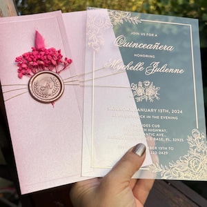 Inviti per feste di quinceanera in acrilico, mezza busta rosa perlato, invito per evento in acrilico stampato in lamina oro rosa, fiori secchi e sigillo di cera