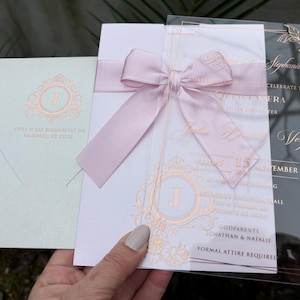 Conjunto de convites luxuoso e estiloso para Quinceañera. Elegante cartão de convite em acrílico com fita. Papéis personalizados de qualidade em tons de rosa blush perolados