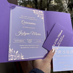 Élégante invitation de Quinceañera en acrylique imprimée de feuilles de rose avec enveloppe violette, invitation avec enveloppe de poche et carte détaillée