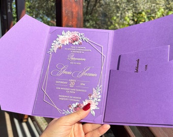 Faire-part de quinceañera avec pochette en acrylique, faire-part floral en acrylique avec enveloppe de poche violette, carte et enveloppe de retour RSVP
