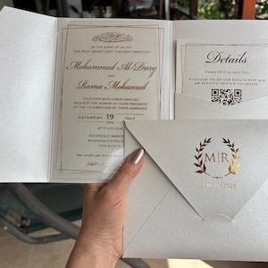 Muslimische Hochzeitseinladung aus Acryl mit Perlmutt Elfenbein Tasche. Detailierte Karte und mit Goldfolie bedruckter Versandumschlag