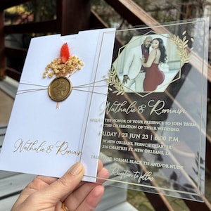 Invitación de boda acrílica con foto personalizada: Romance elegante y diseño minimalista