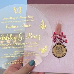 Invito per la festa dei 16 anni con farfalle floreali glitterate in oro rosa. Invito in acrilico con taglio rotondo per la festa dei 16 anni, invito in acrilico con motivo a farfalla.