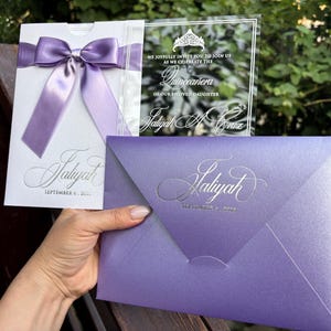 Ribbon invitation set that can be prepared specifically for your events. Acrylic invitation with lilac ribbon. Mother-of-pearl envelopes.