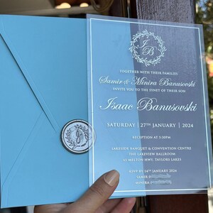Invitación acrílica. Invitaciones acrílicas personalizables, con impresión en lámina plateada.