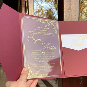 Invito a nozze in acrilico trasparente bordeaux con tasca. Personalizzabile a piacere.