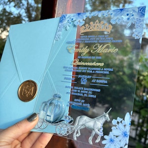 Faire-part de Quinceañera en acrylique sur le thème de la calèche. Enveloppe bleue et cachet de cire personnalisé - Design élégant et personnalisé