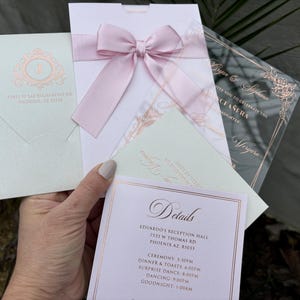 Conjunto de convites luxuoso e estiloso para Quinceañera. Elegante cartão de convite em acrílico com fita. Papéis personalizados de qualidade em tons de rosa blush perolados