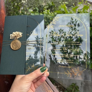 Faire-part de mariage en acrylique avec impression de feuille d'or. Demi-enveloppe vert foncé. La personnalisation est possible selon votre demande.