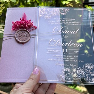 Faire-part de mariage en acrylique. Demi-enveloppe rose nacré. Carton d'invitation en acrylique imprimé or rose, fleurs séchées et cachet de cire