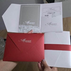 Zilveren gespiegelde uitnodigingsset gemaakt van luxe parelmoer papier voor je evenementen, aankondigingen, promoties, bals en feesten.