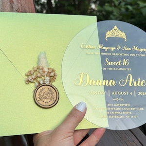 Carte d'invitation en acrylique Sweet Sixteen. Carte d'invitation ronde en acrylique, enveloppe nacrée vert menthe, feuille d'or imprimée