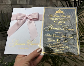 Zaproszenie na Quinceanerę z różową wstążką akrylową i złotą koroną na 16. urodziny