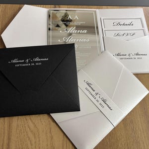 Convite de casamento de bolso espelhado prateado. Conjunto de convite de bolso e cinto branco pérola. RSVP e cartão de detalhes