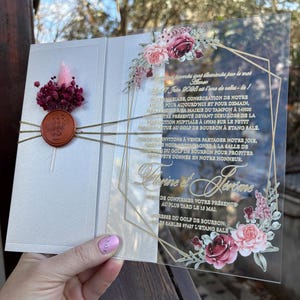 Faire-part de mariage en acrylique. Carton d'invitation personnalisable en acrylique. Demi-enveloppe ivoire nacré, fleurs séchées et cachet de cire personnalisé