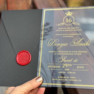 Invitación de quinceañera. Invitación de acrílico con impresión en lámina dorada y sello de lacre rojo. Invitación de acrílico con colores y diseños personalizables.