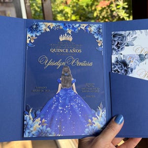 Faire-part espagnol Coing Años. Enveloppe de poche bleu royal. Faire-part en acrylique avec une robe bleu marine. Carte détaillée. Carte RSVP