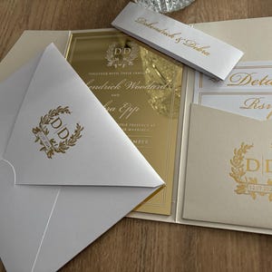 Gold gespiegelte Hochzeitseinladung mit perlmuttfarbenen Elfenbeintaschen, gewölbte Veranstaltungseinladung, die mit Antwortkarten und Antwortkarten personalisiert werden kann