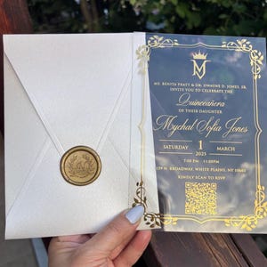 Acryl Quinceaño Einladung mit elegantem Goldfoliendruck und QR-Code. Perlmutt Elfenbein Umschlag. Goldwachssiegel.