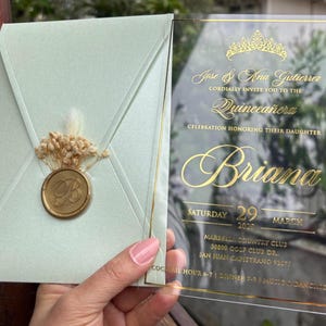 Faire-part de Quinceañera en acrylique transparent. Enveloppe vert pistache nacré clair. Invitation de la couronne. Faire-part en acrylique imprimé doré