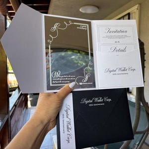 Invito per festeggiare un anniversario sul posto di lavoro. Specchio argentato. Tasca. Cintura da tasca. Carta perlata di lusso. Biglietti con codice QR. Busta postale.