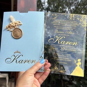 Blaue Geburtstagseinladung. Der Name der Quinceanera ist auf den Umschlag gedruckt. Goldfolie Luxus Acryl