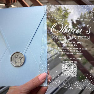 Sweet Sixteen Einladungskarten. QR-Code. Acryl weiß vergoldete gedruckte sternenklare Nächte Themen-Einladung, Perlglanz-Babyblau-Umschlag,