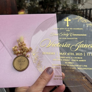 Invito per la Prima Comunione in acrilico. Invito stampato in lamina d'oro con taglio rotondo, busta rosa perlato, fiori secchi e sigillo in ceralacca.