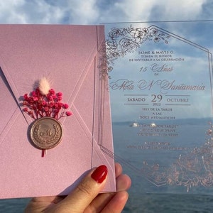 Invito Quinceanera in acrilico con buste rosa perlato. Inviti in acrilico che possono essere preparati appositamente per i tuoi eventi