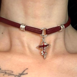Roter Leder Kreuz Choker, Anhänger Choker, Kordel Halskette, Religiöser Schmuck, Christliche Halskette