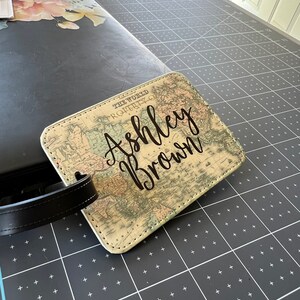 Gepäcktaschenanhänger personalisiert auf altem Weltkartenbild, tierversuchsfreies Leder, Taschenanhänger, Taschen für den Ausweis auf der Rückseite. Tolles Geschenk für Reisende.