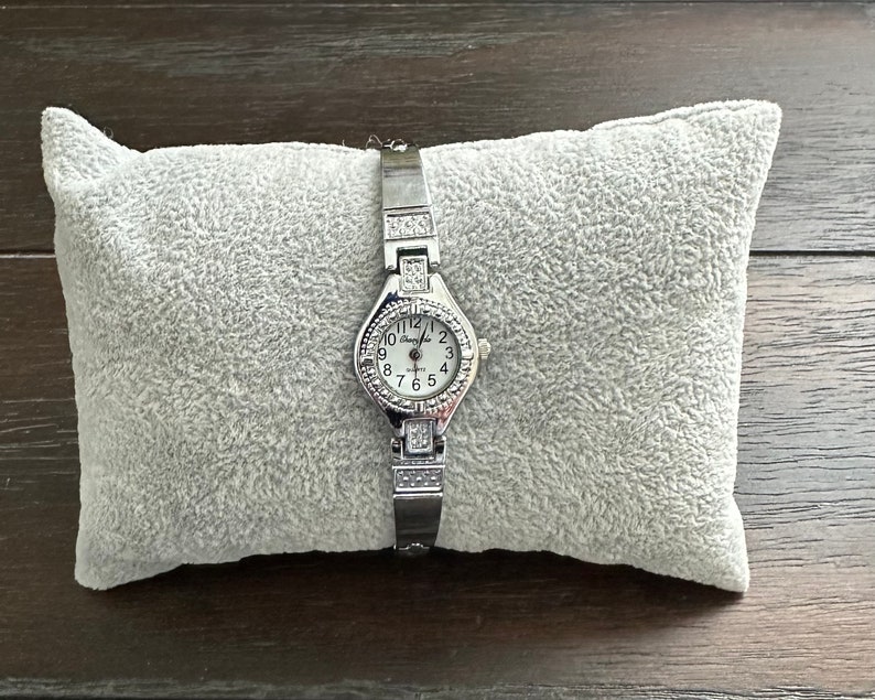 Deadstock vintage Y2K Silver Dainty Skinny montre, montre rétro, petite montre vintage, montre Y2K, cadeaux pour elle unisexe image 10