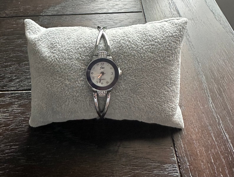 Deadstock vintage Y2K Silver Dainty Skinny montre, montre rétro, petite montre vintage, montre Y2K, cadeaux pour elle unisexe image 8