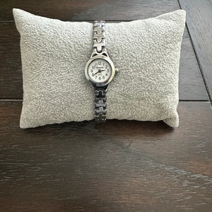 Deadstock vintage Y2K Silver Dainty Skinny montre, montre rétro, petite montre vintage, montre Y2K, cadeaux pour elle unisexe image 2