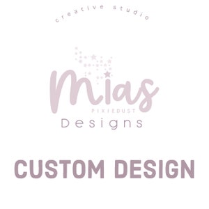 Puede incluir: Un logotipo para un estudio creativo llamado "Mia's Pixiedust Designs". El logotipo presenta una fuente cursiva estilizada con un grupo de estrellas sobre el texto.