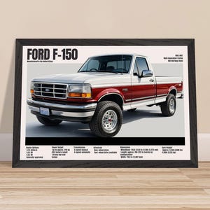 Può includere: Una stampa incorniciata di un pick-up Ford F-150. Il camion è bianco e rosso, con una griglia e ruote argentate. La stampa include il testo "FORD F-150" in alto e le specifiche in basso. Il passo del camion è di 295-338 cm.