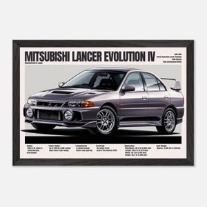 Op de afbeelding: Ingelijste print van een paarse Mitsubishi Lancer Evolution IV. De auto is een vierdeurs sedan met een achterspoiler en gedetailleerde specificaties. De tekst bovenaan luidt "MITSUBISHI LANCER EVOLUTION IV". De print bevat technische details zoals motor en vermogen.