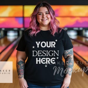 Maqueta de camiseta negra Gildan, maquetas de camisetas de estilo de vida, maquetas de camisetas Bella y Canvas, maqueta de modelo de talla grande para mujer, maqueta de modelo de chica genial, maqueta de fiesta