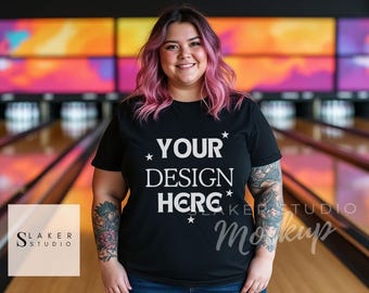 プラスサイズ女性用Tシャツモックアップ、誕生日パーティーシャツモックアップ、カーヴィーな女性モデル、ボウリング場ライフスタイルモックアップ、黒TシャツPODテンプレート