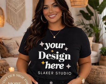 ブラックTシャツモックアップ（レディースプラスサイズ）、ライフスタイルモックアップ、居心地の良いホームボヘミアンモックアップ、女性モデルシャツモックアップ、Bella Canvas 3001モックアップ