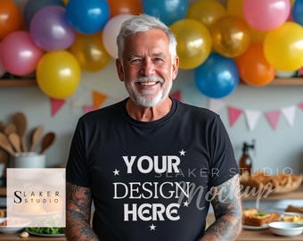 老人Tシャツモックアップ、高齢男性黒Tシャツモックアップ、男性パーティーテーマアパレルモックアップ、シニアモデルTシャツテンプレート、PODディスプレイ