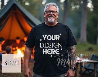 Tシャツ モックアップ シニア ハイカー アウトドア Tシャツ モックアップ 年配の男性 観光客 シャツ モックアップ おじいちゃん おじいちゃん ハイキング モックアップ キャンプ シャツ モックアップ シニア
