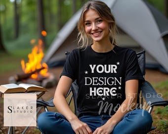 キャンプTシャツモックアップ、女性用黒Tシャツモックアップ、ハイキングTシャツモックアップ、女性モデルモックアップ、本をテーマにしたモックアップ、アウトドアモックアップ、黒Tシャツ