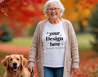 プラスサイズの女性用モックアップ、白いTシャツ、犬の散歩をするシャツのモックアップ、犬と一緒に、高齢の女性用モックアップ、老女モデルのTシャツのモックアップ、白