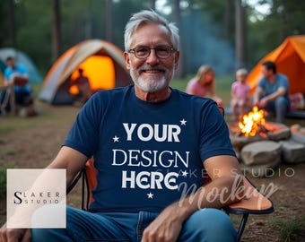 父の日Tシャツモックアップ、ネイビーシャツモックアップ、キャンプシーンモックアップ、アウトドア高齢者モックアップ、老男性モデルモックアップ、おじいちゃんシャツモックアップ