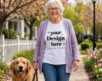 高齢女性のモックアップ、老女のモックアップ、白いTシャツ、犬を連れた高齢女性のモックアップ、おばあちゃんのモックアップ、白いTシャツ、ガーデンテーマのモックアップ