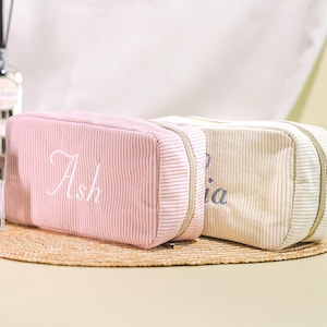 Bridesmaid Bag Gift Custom Makeup Bag Bridal Bachelorette Party Favors for Girls Luxury Cosmetic Bag Travel Toiletry Bag Cosmetic Pouch