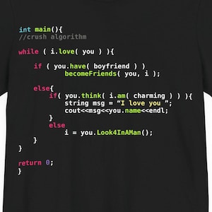 Może przedstawiać: Czarny t-shirt z zabawnym wzorem kodu komputerowego. Kod zawiera frazy takie jak "I love you" i "Look4InAMan". Koszulka ma krótki rękaw i okrągły dekolt.