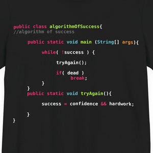 Może przedstawiać: Czarny t-shirt z kolorowym tekstem przedstawiającym kod programowania. Zawiera słowa "algorithmOfSuccess", "tryAgain", "success", "confidence" i "hardwork". Projekt z motywem programowania.