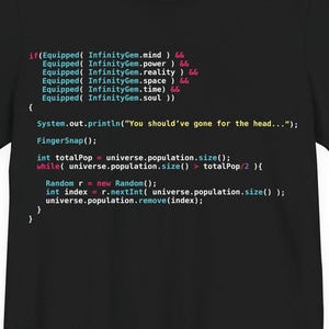 Może przedstawiać: Czarny t-shirt z kolorowym tekstem kodu. Kod zawiera frazy takie jak "You should've gone for the head..." i "FingerSnap()". Ten swobodny element garderoby jest idealny dla entuzjastów technologii lub osób ceniących unikalne projekty.